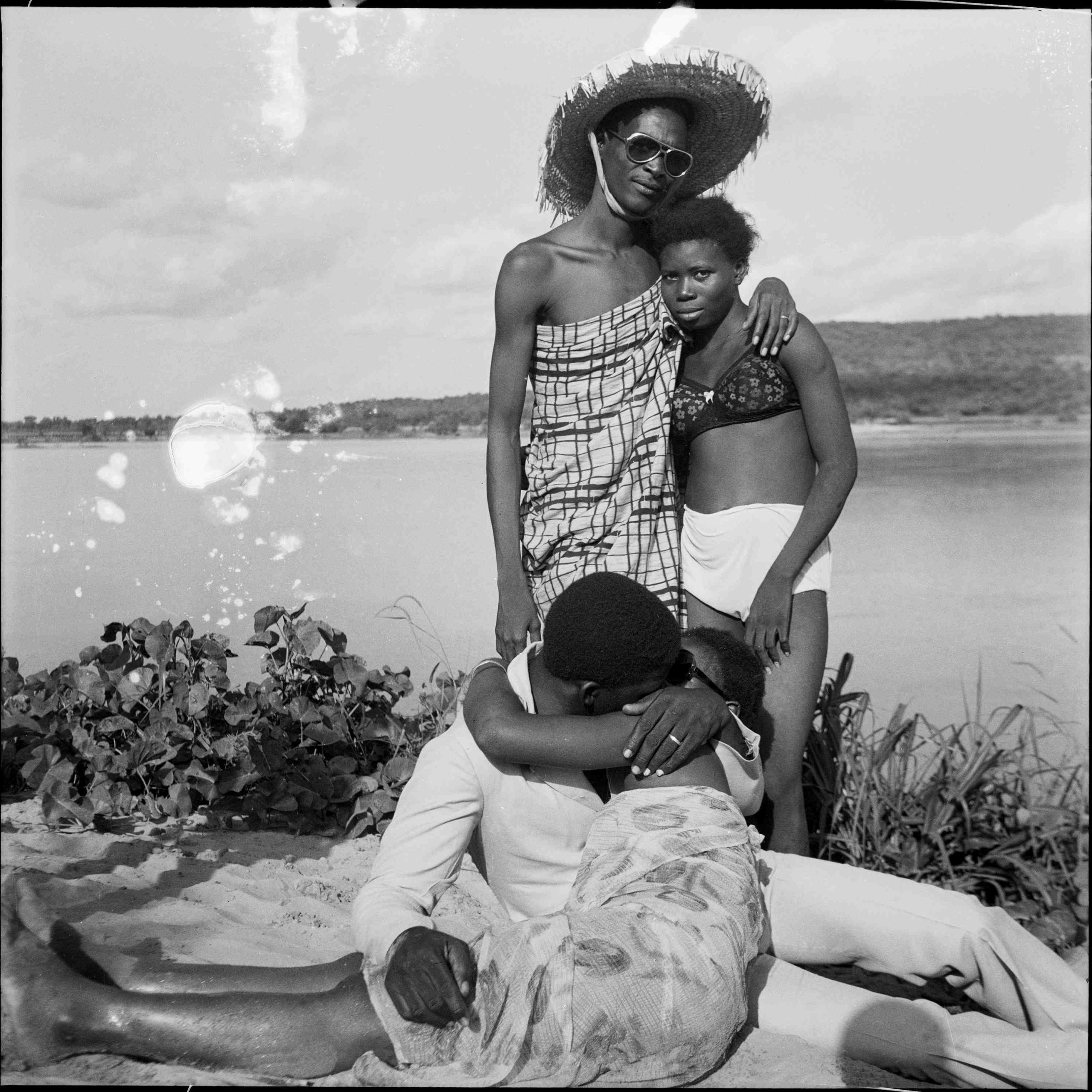 Malick Sidibé, Les Retrouvailles au bord du fleuve Niger, 1974, © Malick Sidibé, Courtesy Galerie MAGNIN-A, Paris 